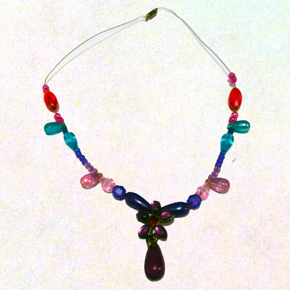 Collier en perle ovale violacé