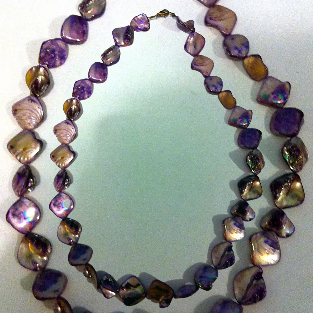 Collier en perle et goutte bleu, violet, rouge