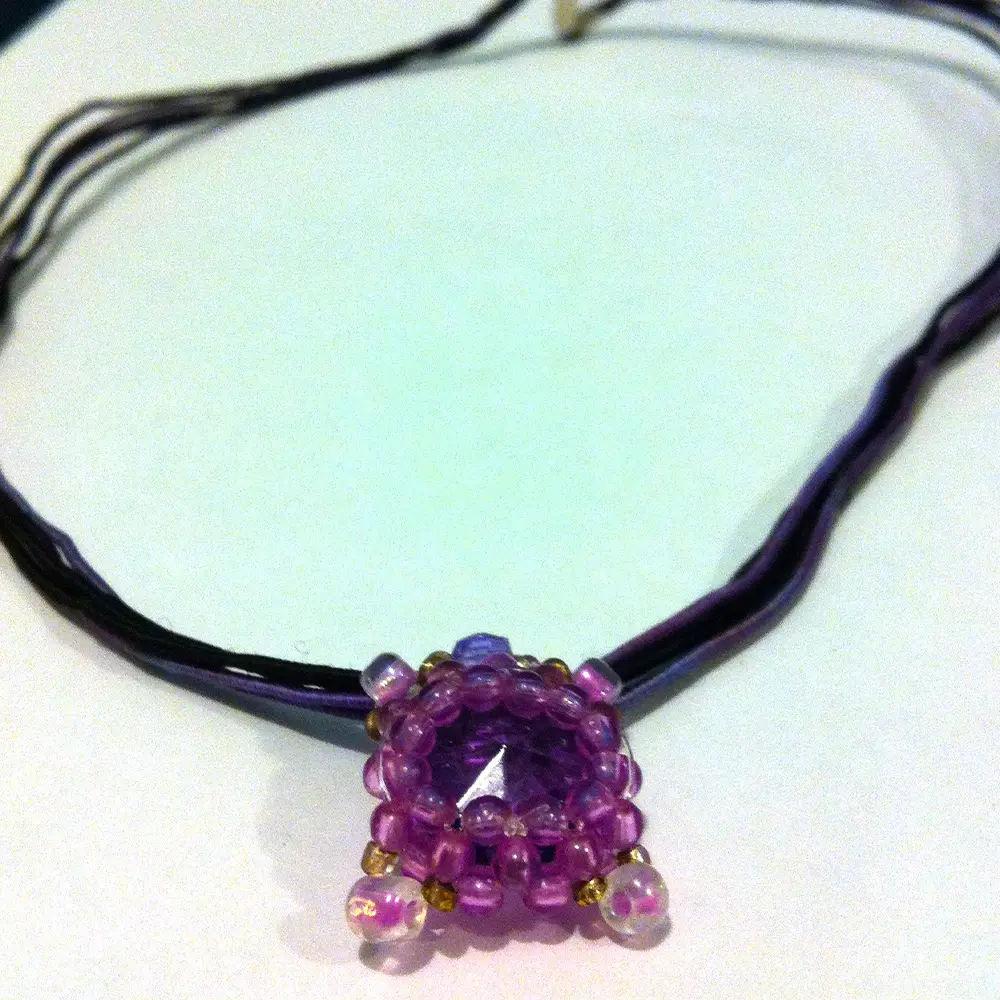 Collier fibre tissu et assemblage perle tortue