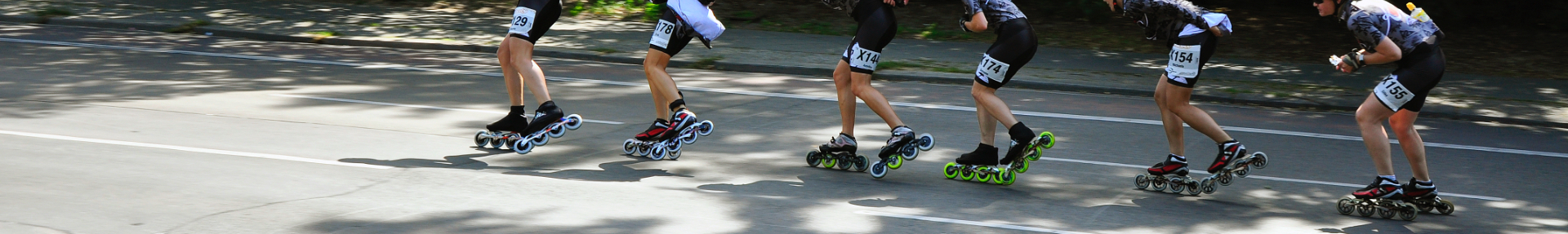 Groupe de roller en vitesse sur route